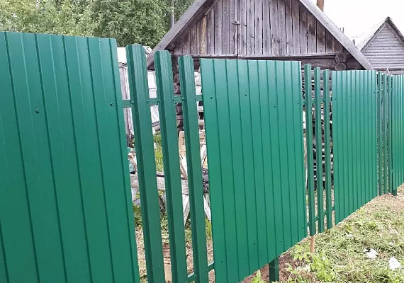 Купить Комбинированный евроштакетник зеленого цвета забор в Москве по цене от 1954 руб. Комбинированный евроштакетник зеленого цвета забор купить Москва