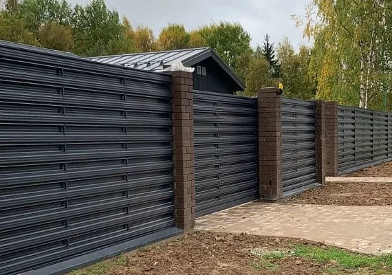 Купить Горизонтальный металлоштакетник забор для территории дома в Москве по цене от 2603 руб. Горизонтальный металлоштакетник забор для территории дома купить Москва